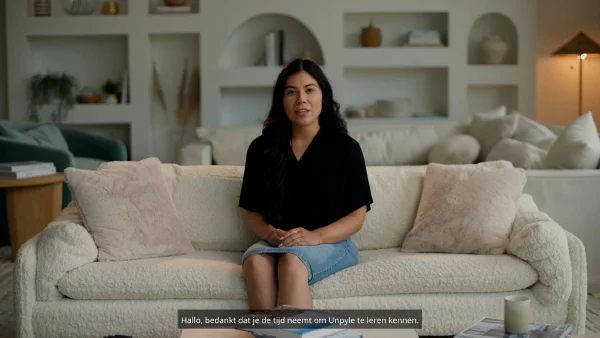 AI-gegenereerde virtuele presentator die diensten uitlegt in drie talen